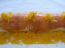Brazo de gitano relleno de queso y salmón ahumado