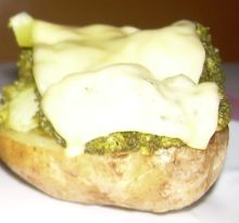 Patata asada con brocoli y queso